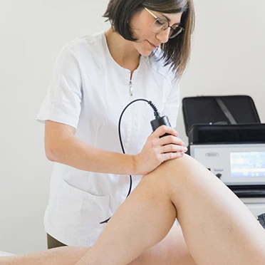 Elisa Saviano durante un trattamento Elisa Saviano intenta a fare un trattamento con MICROLAB, il macchinario alle microcorrenti